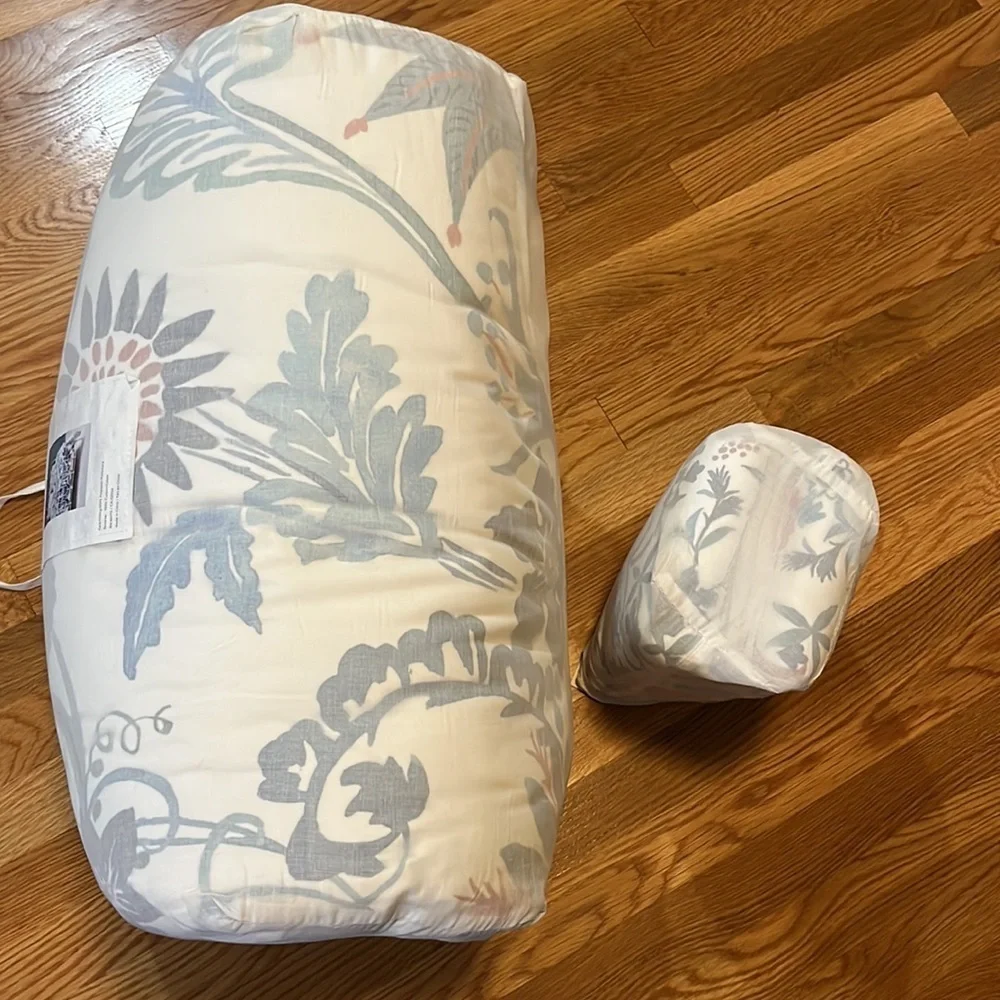 Anthropologie Velvet Hollyhock Quilt Size Queen with Shams NWT